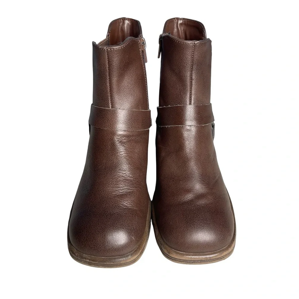 Steve Madden JRider brown boots. Big girls size 5. Block stacked heel side zip.